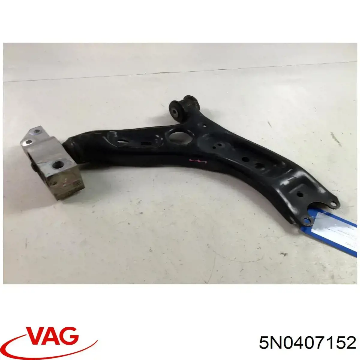 Brazo inferior derecho de la suspensión delantera 5N0407152 VAG