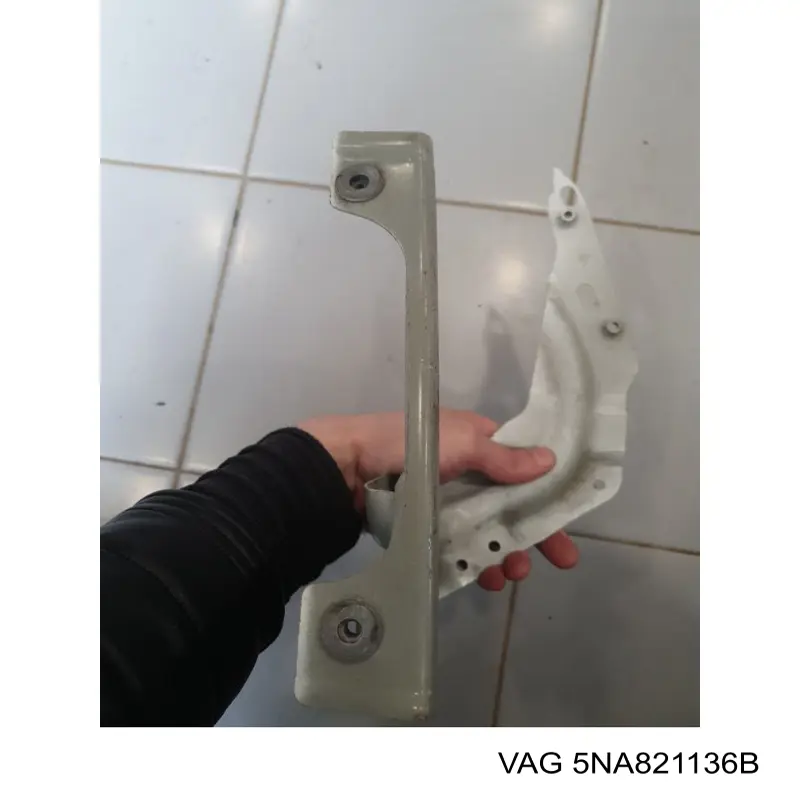 Soporte delantero de guardabarros delantero derecho VAG 5NA821136B precio, desde 58,59 EUR