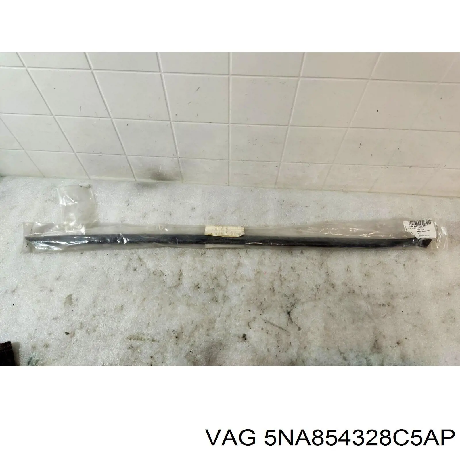 Comprar 5NA854328C5AP VAG Moldura derecha del parabrisas