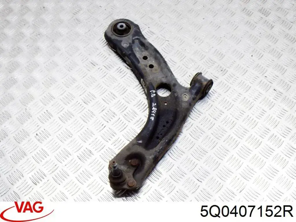 Brazo inferior derecho de la suspensión delantera 5Q0407152R VAG