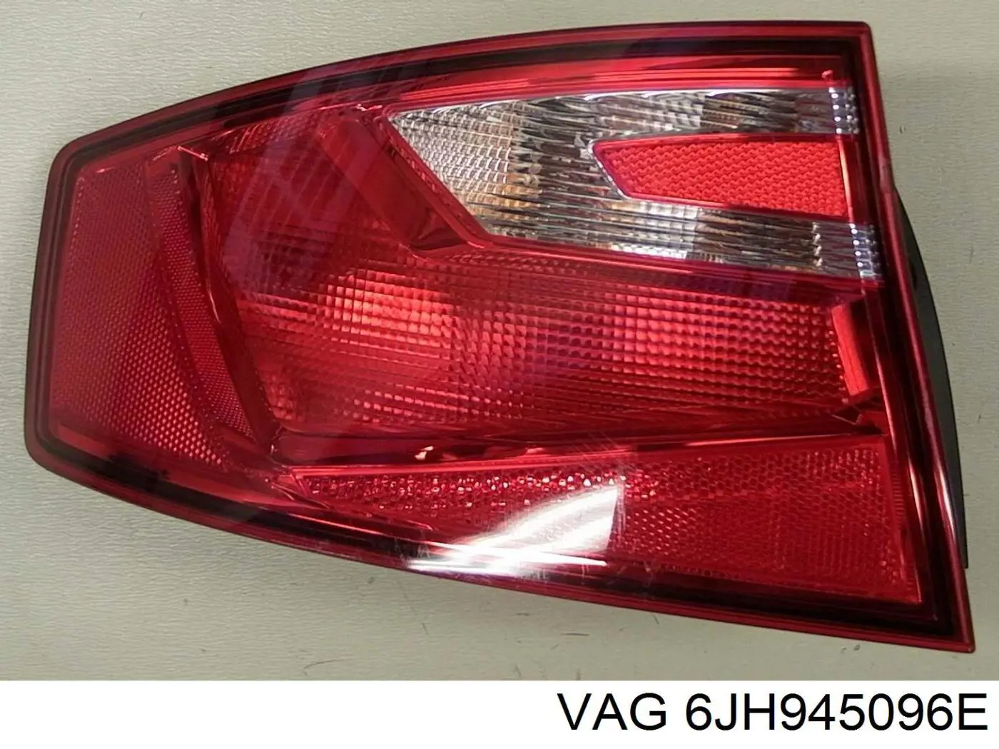6JH945096E VAG Piloto trasero exterior derecho