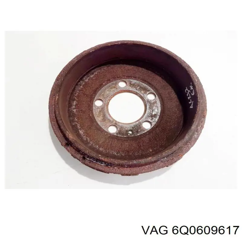 Tambor de freno trasero 6Q0609617 VAG