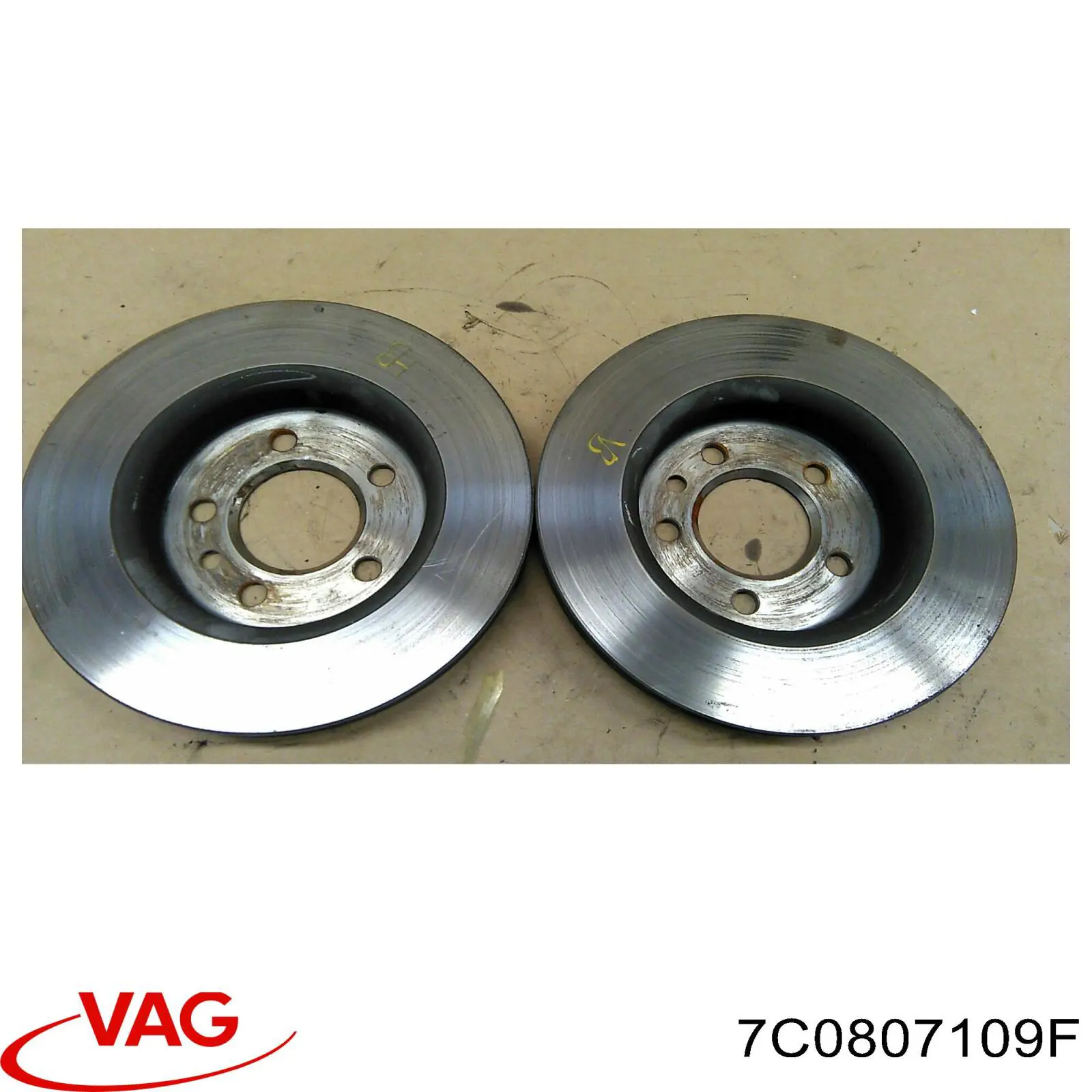 Soporte central del parachoques delantero VAG 7C0807109D precio, desde 147,84 EUR