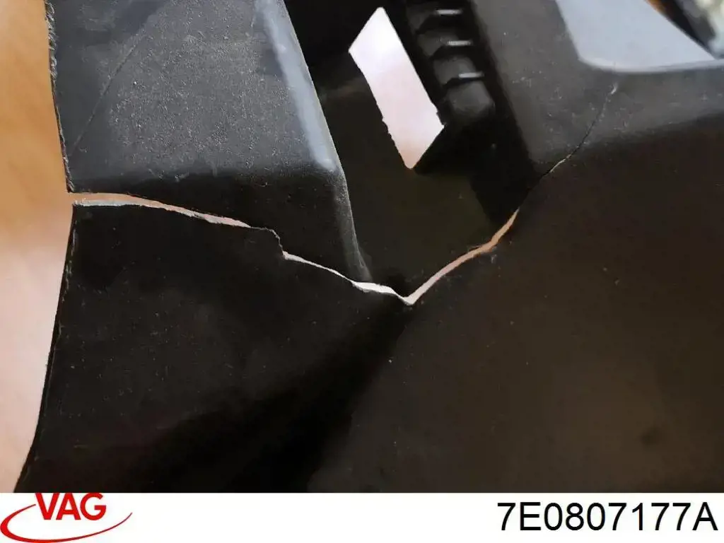 Soporte de parachoques delantero izquierdo VAG 7E0807177A precio, desde 32,28 EUR