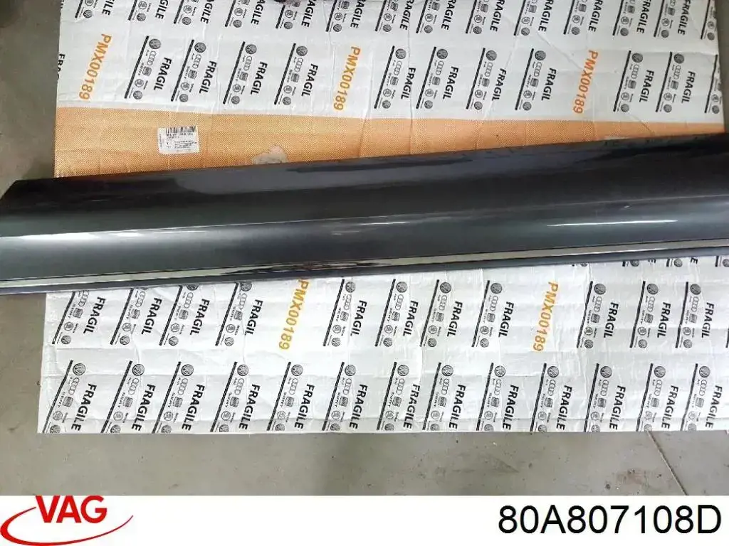Parachoques delantero, parte derecha 80A807108D VAG
