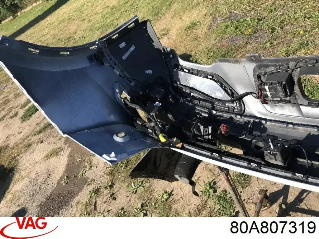 Moldura izquierda del parachoques trasero VAG 80A807319