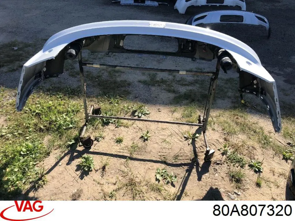 Soporte del parachoques trasero derecho 80A807320 VAG