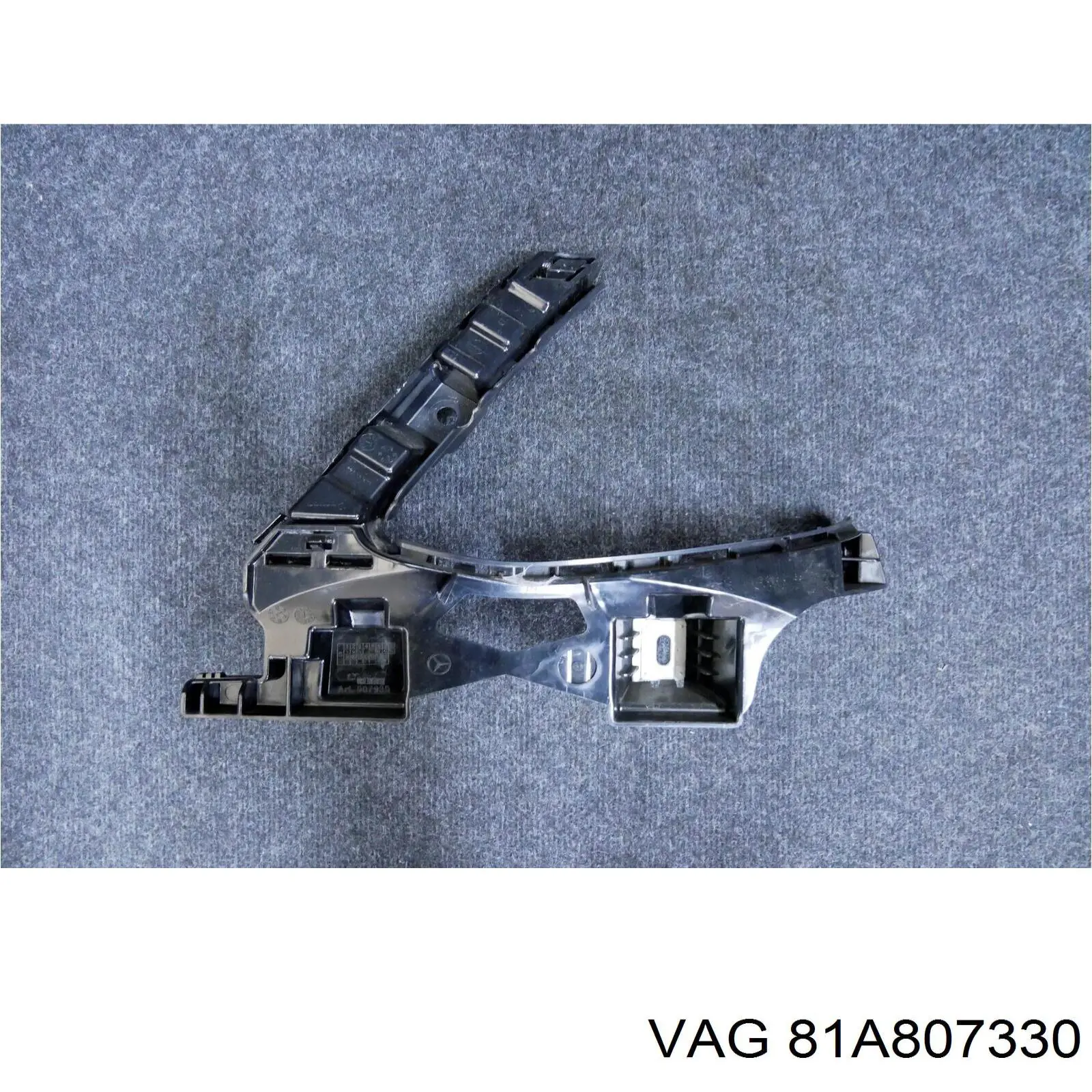 Soporte de parachoques trasero derecho VAG 81A807330