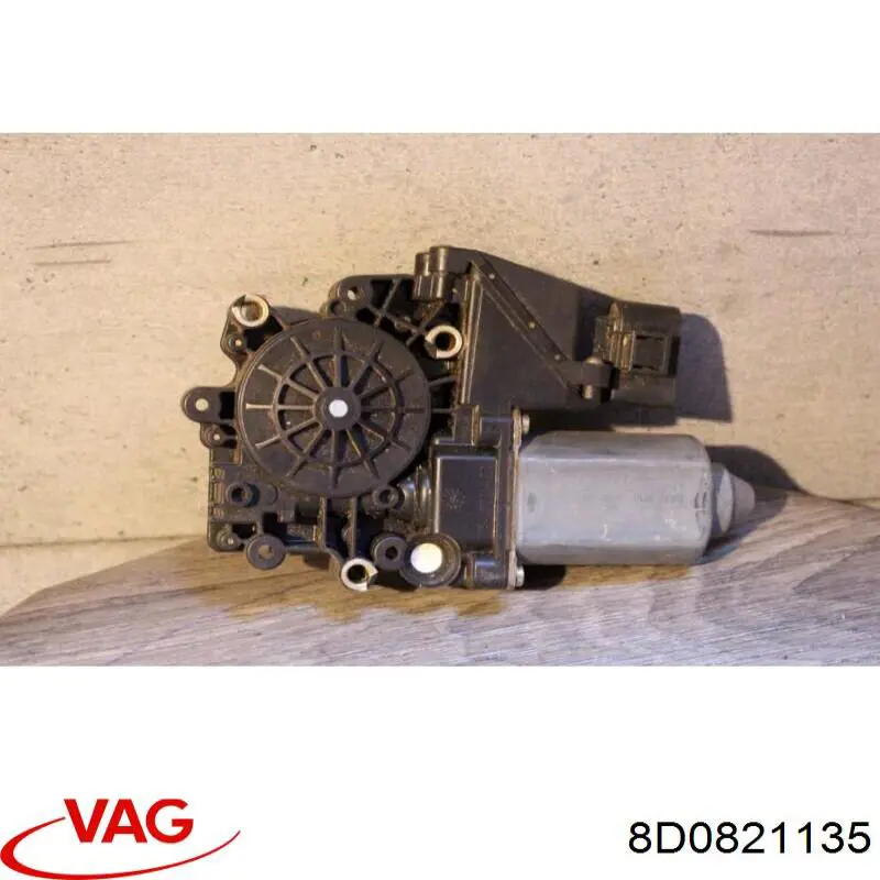 Soporte delantero izquierdo para aleta delantera 8D0821135 VAG