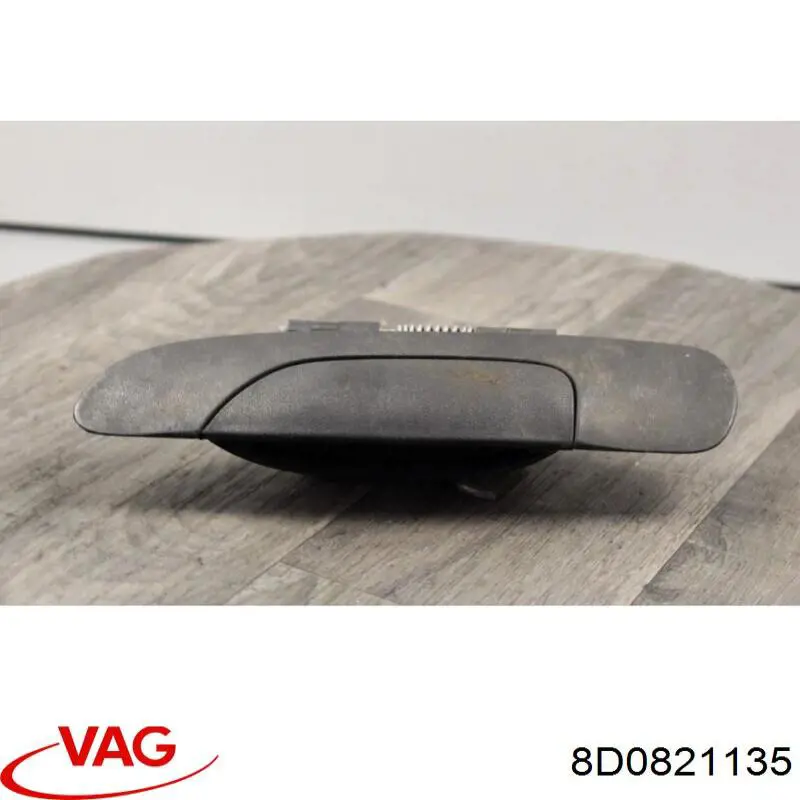 8D0821135 VAG Soporte delantero izquierdo para aleta delantera