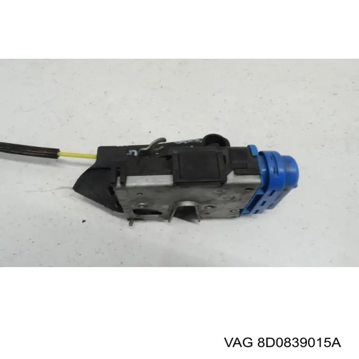 Cerradura de puerta trasera izquierda 8D0839015A VAG