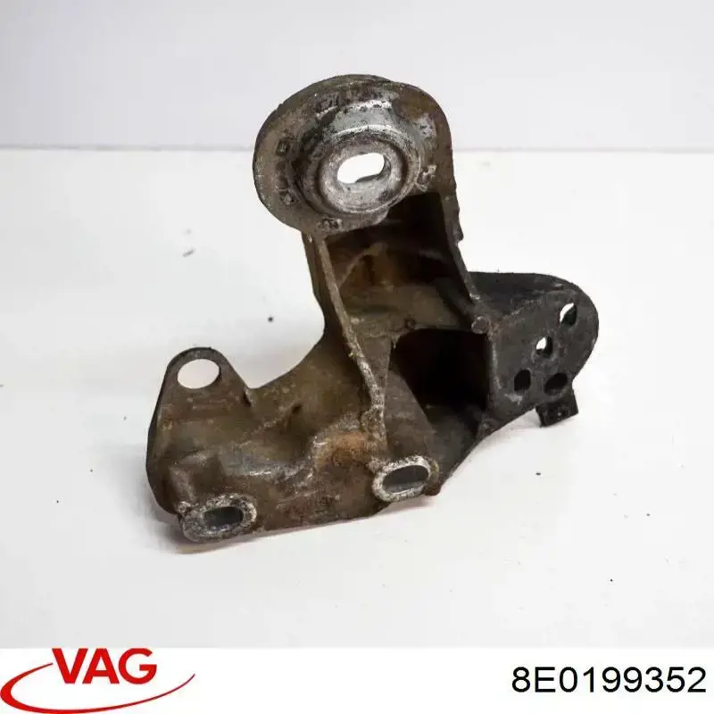 Soporte derecho del motor 8E0199352 VAG