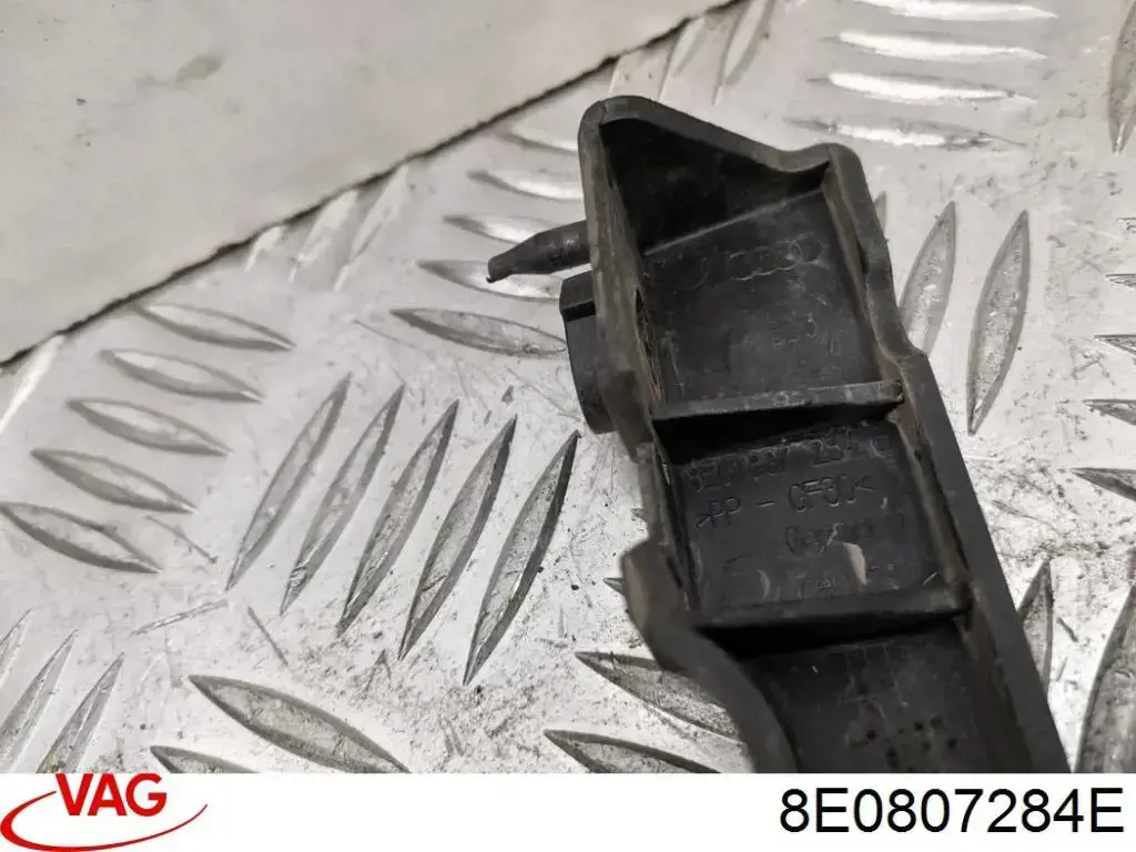 Comprar 8E0807284E VAG Guía derecha del parachoques delantero