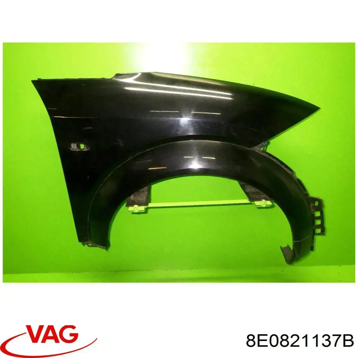 8E0821137B VAG Soporte delantero izquierdo para aleta delantera