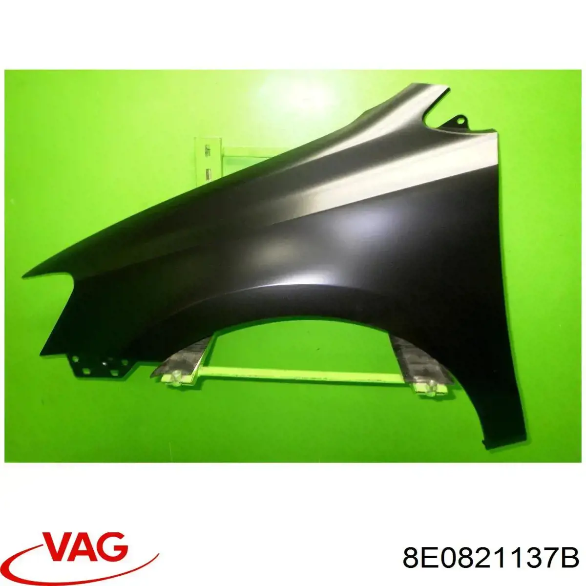 Soporte delantero izquierdo para aleta delantera 8E0821137B VAG