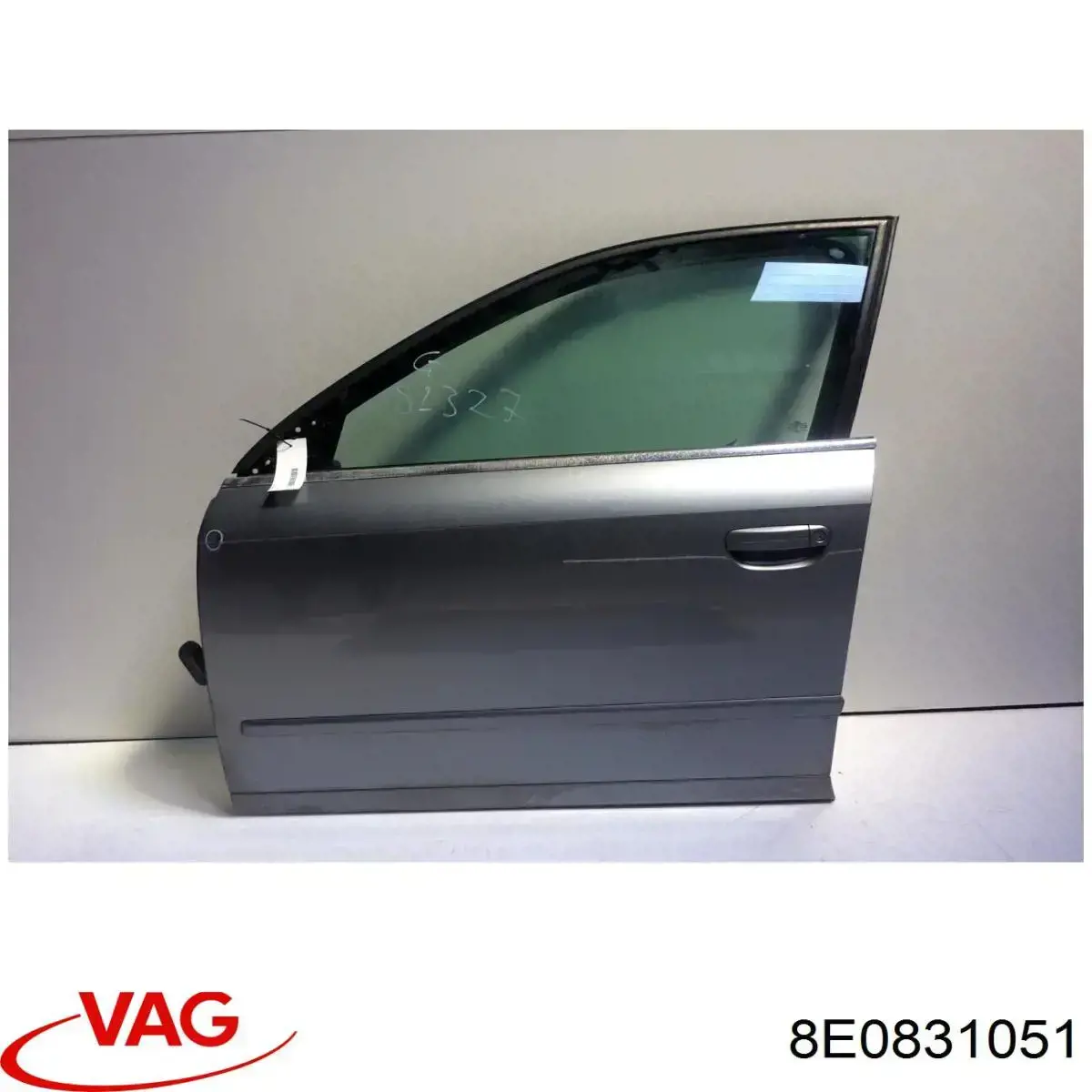 Puerta del conductor VAG 8E0831051