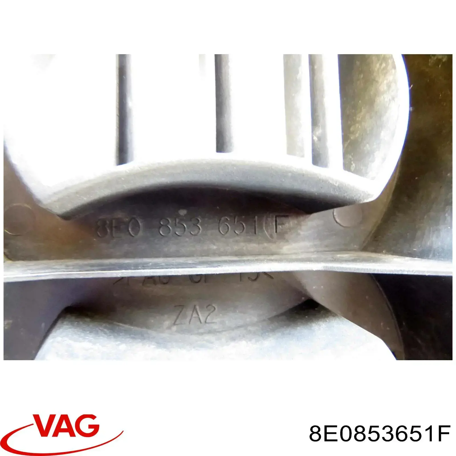 8E0853651F VAG Calandra