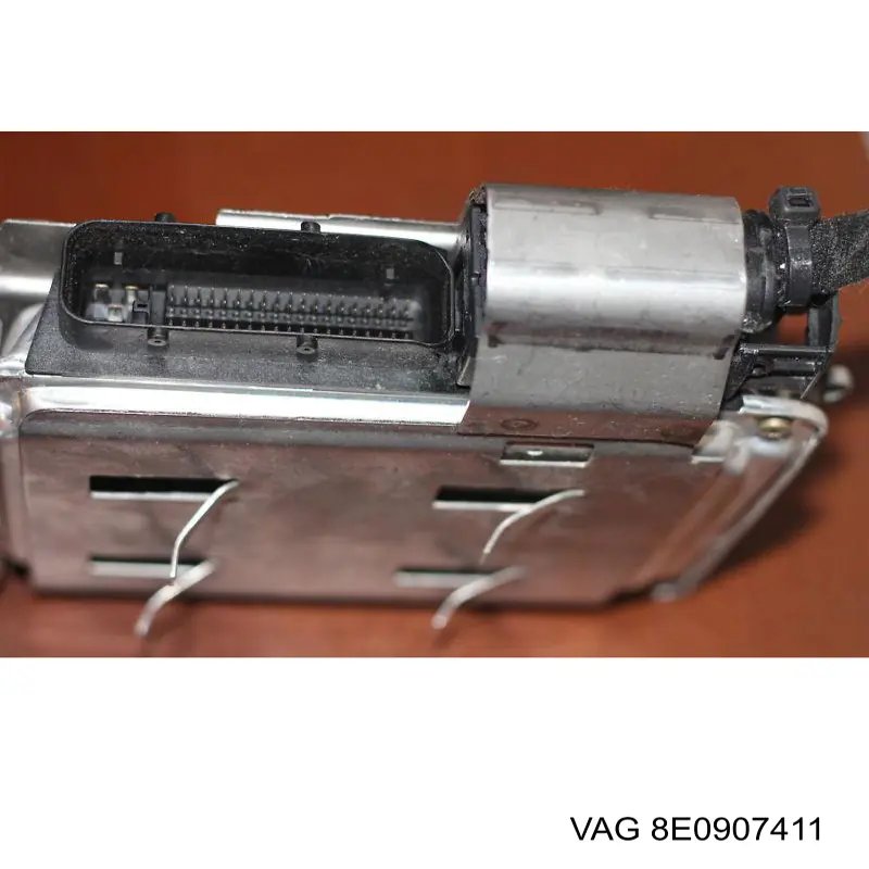 Módulo de control del motor VAG 8E0907411