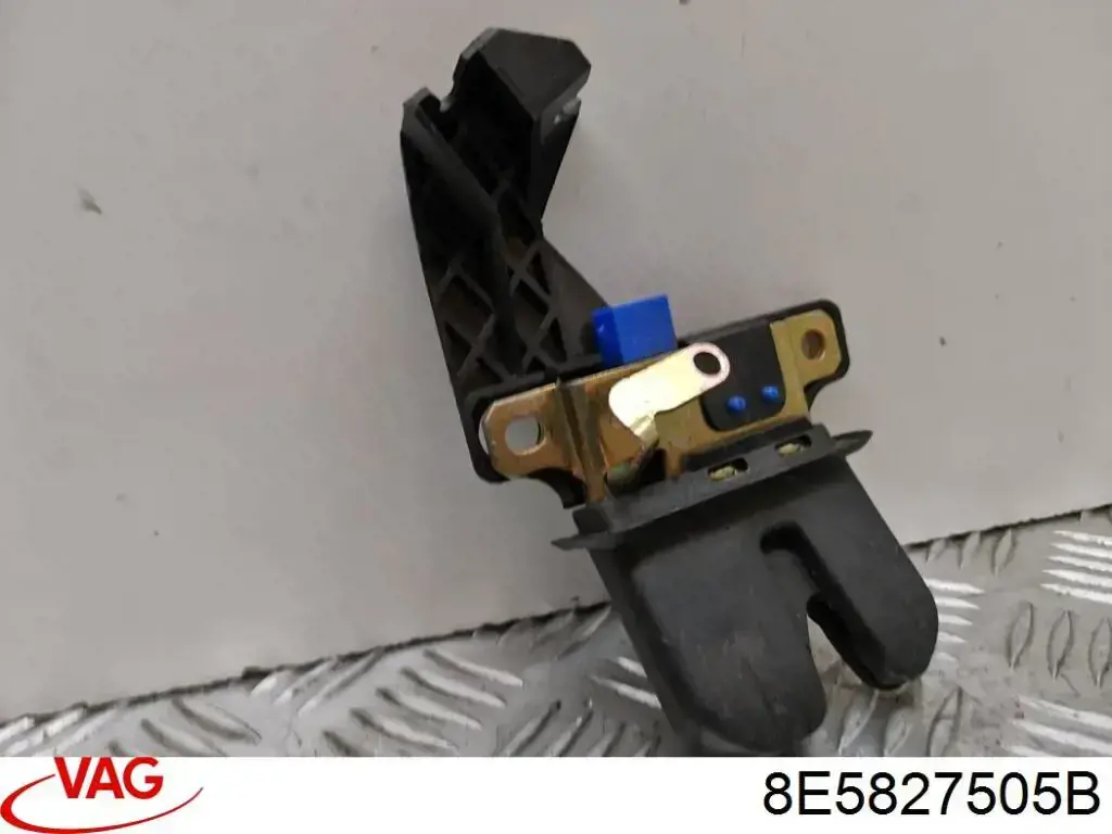 Cerradura de puerta trasera VAG 8E5827505B
