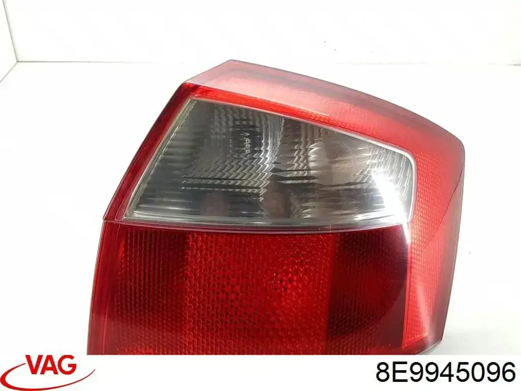 Piloto trasero derecho VAG 8E9945096