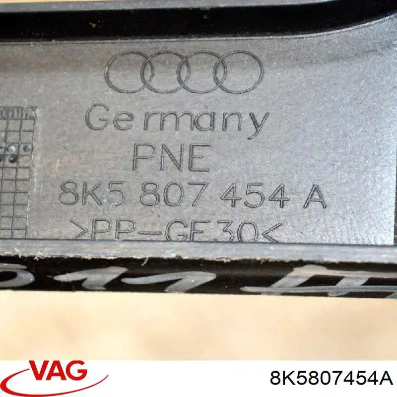 Guía derecha del parachoques trasero VAG 8K5807454A