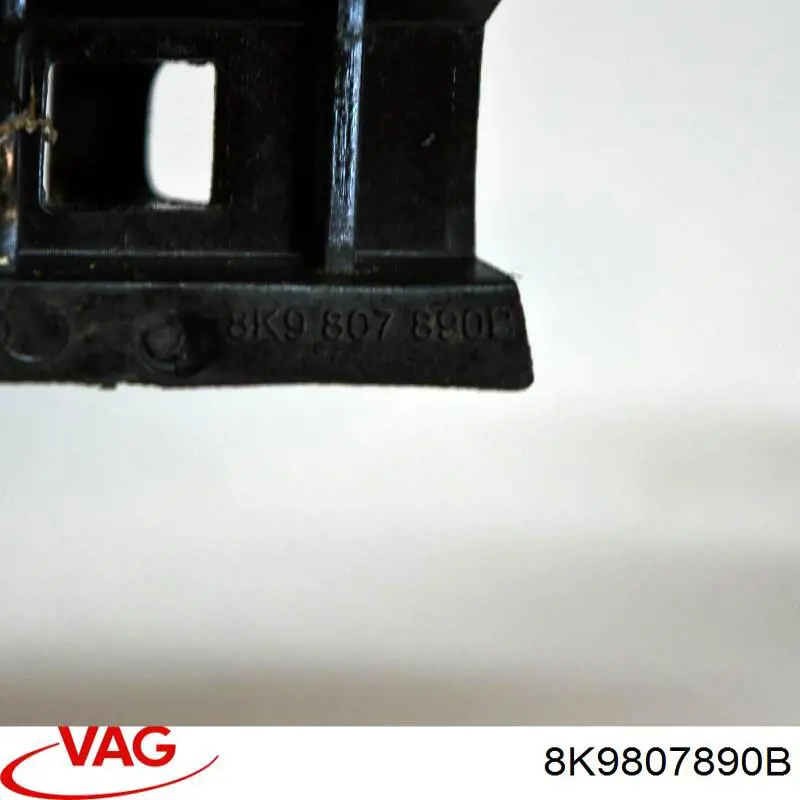 Soporte de parachoques trasero derecho VAG 8K9807890B