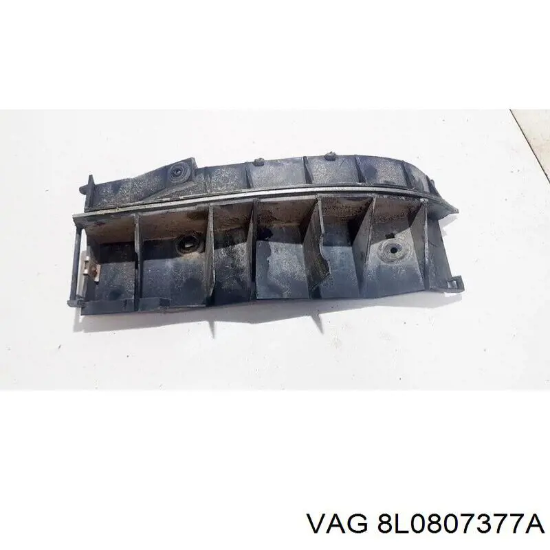 Guía izquierda del parachoques trasero VAG 8L0807377D precio, desde 66,79 EUR