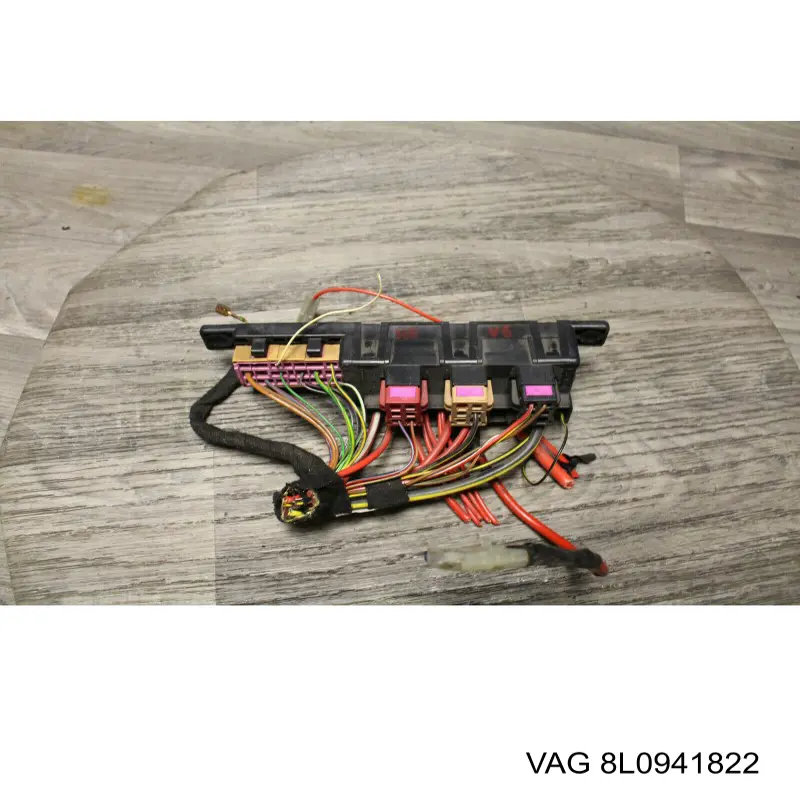 8L0941822 VAG Caja de relés y fusibles