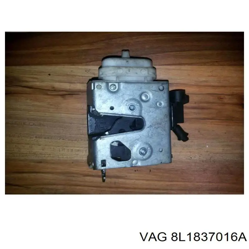 Cerradura de puerta delantera derecha 8L1837016 VAG
