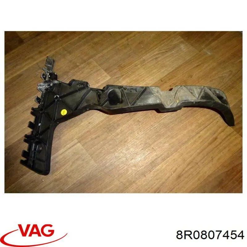Guía derecha del parachoques trasero VAG 8R0807454
