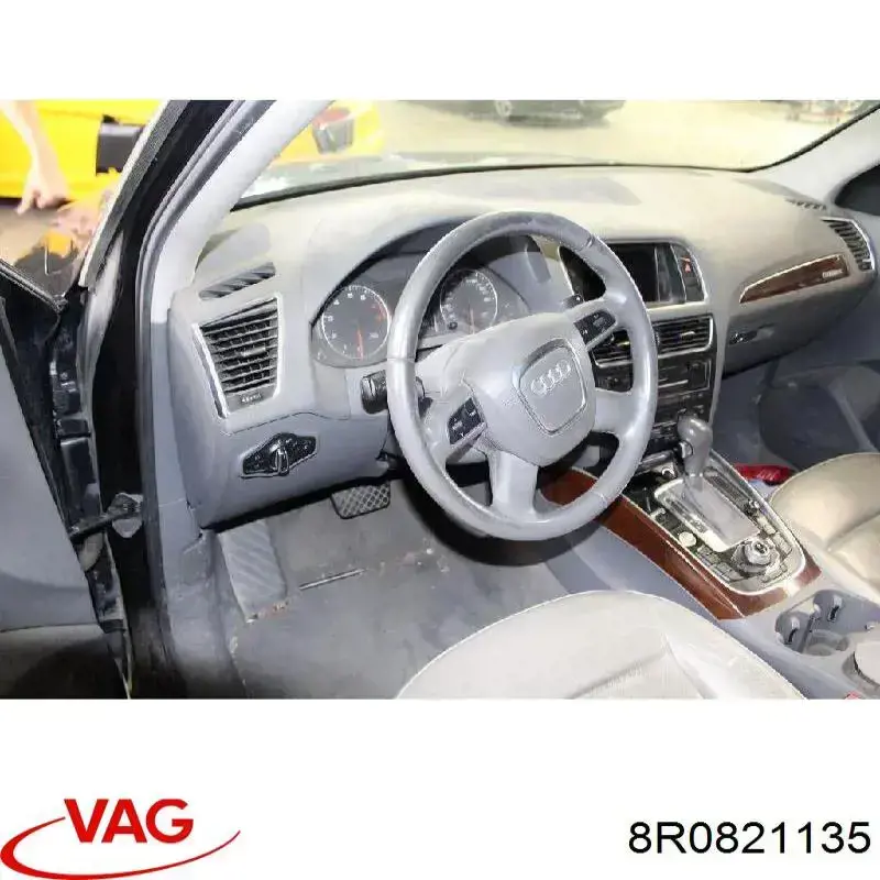 Soporte delantero izquierdo para aleta delantera VAG 8R0821135
