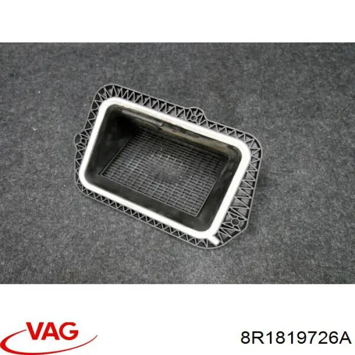 Conducto de aire derecho bajo el salpicadero 8R1819726A VAG