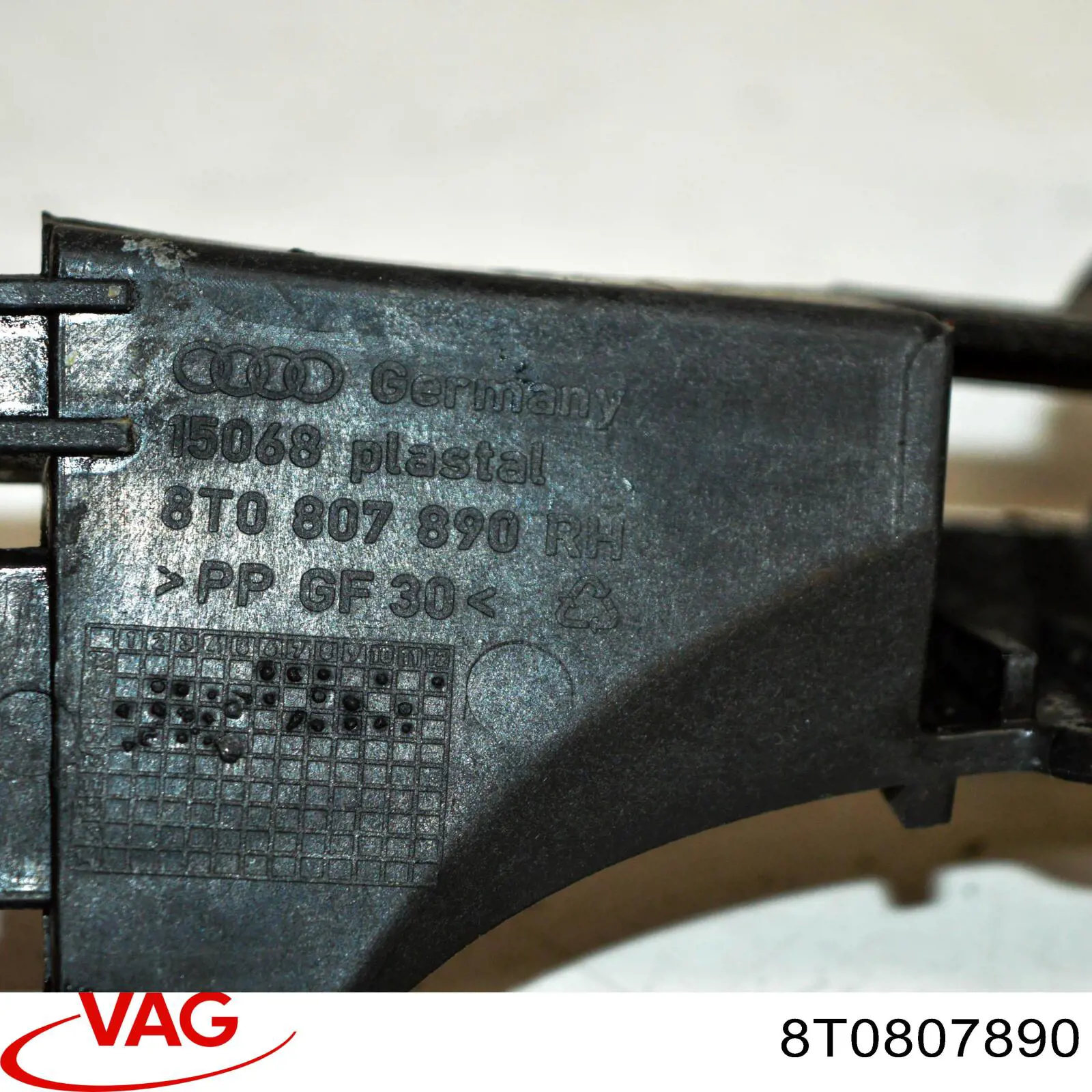 Guía derecha del parachoques trasero 8T0807890 VAG