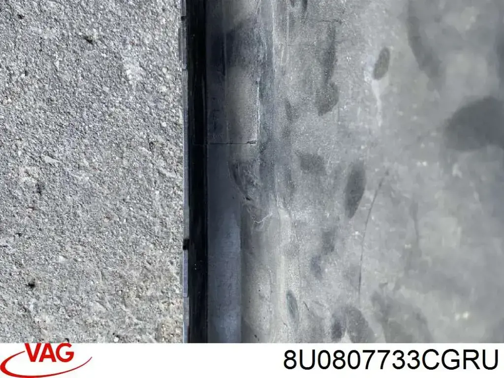 8U0807733CGRU VAG Protector paragolpes