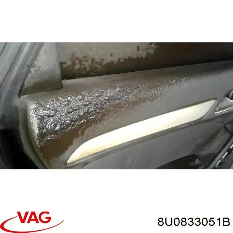 8U0833051B VAG Puerta trasera izquierda