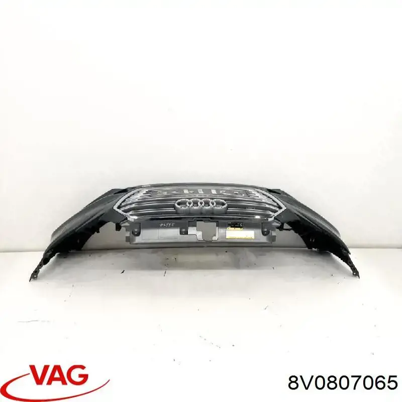 Parachoques VAG 8V0807065