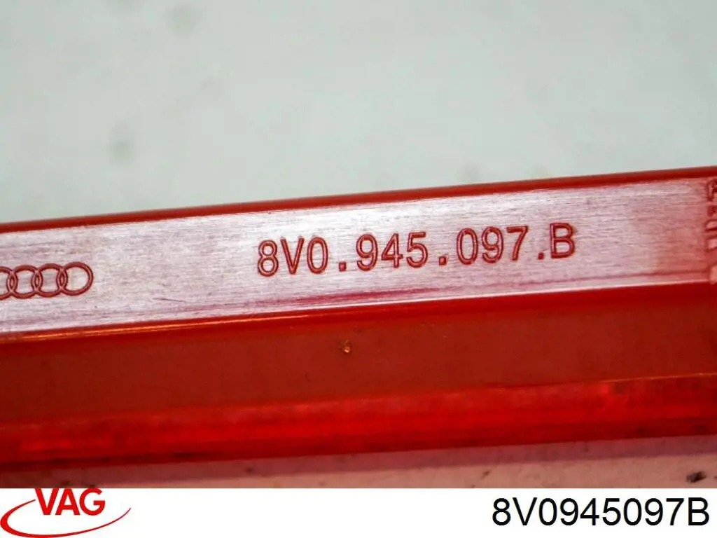 Tercera luz de freno 8V0945097B VAG