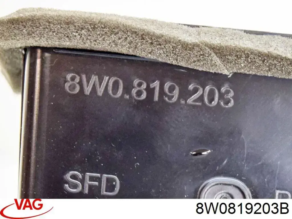 Rejilla de ventilación trasera en el apoyabrazos 8W0819203B VAG