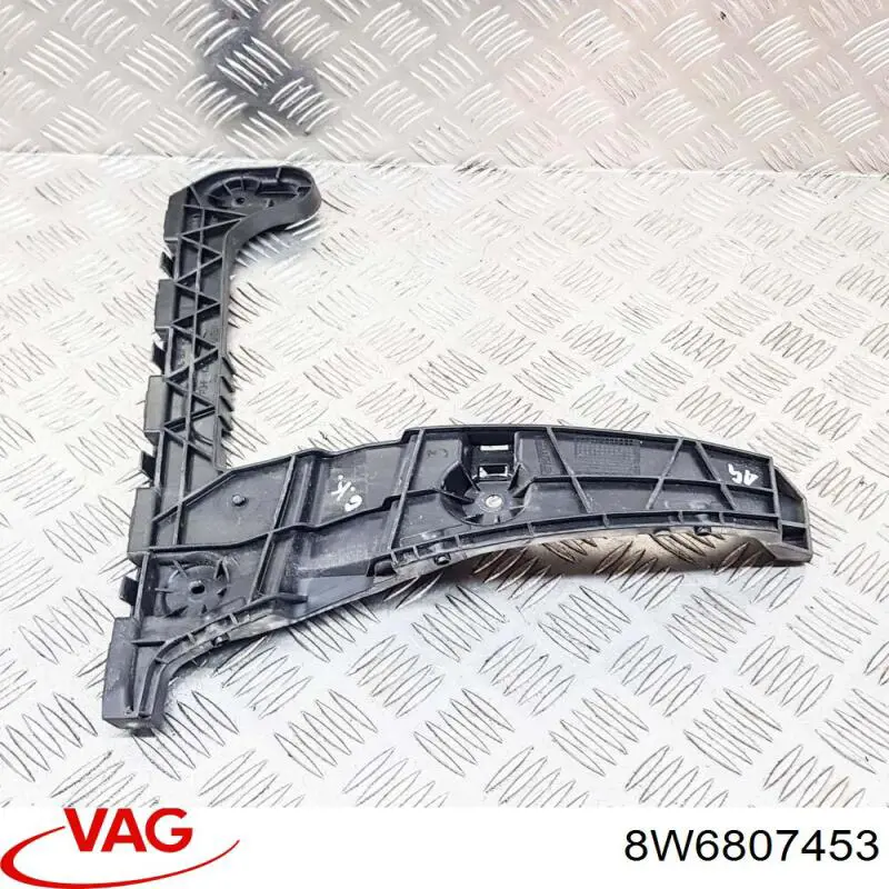 Soporte de parachoques trasero izquierdo 8W6807453 VAG