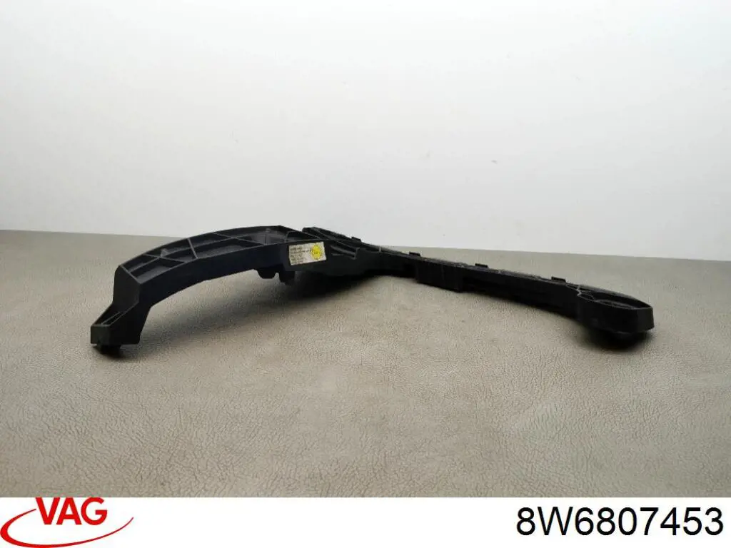 Soporte de paragolpes trasero izquierdo VAG 8W6807453