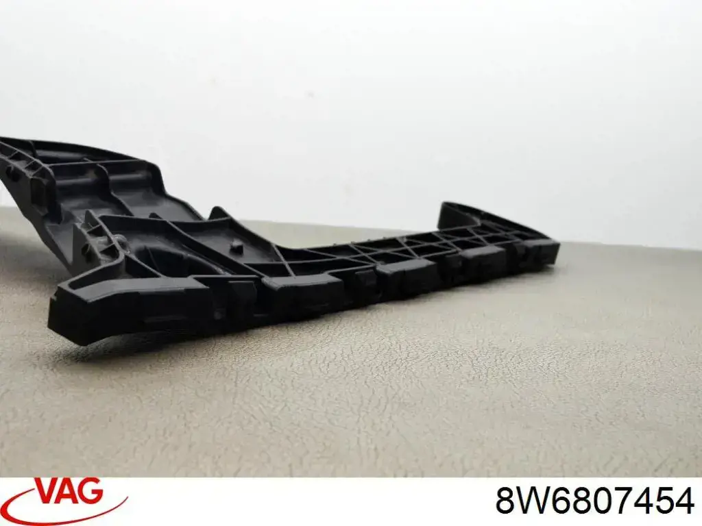Soporte de parachoques trasero derecho VAG 8W6807454