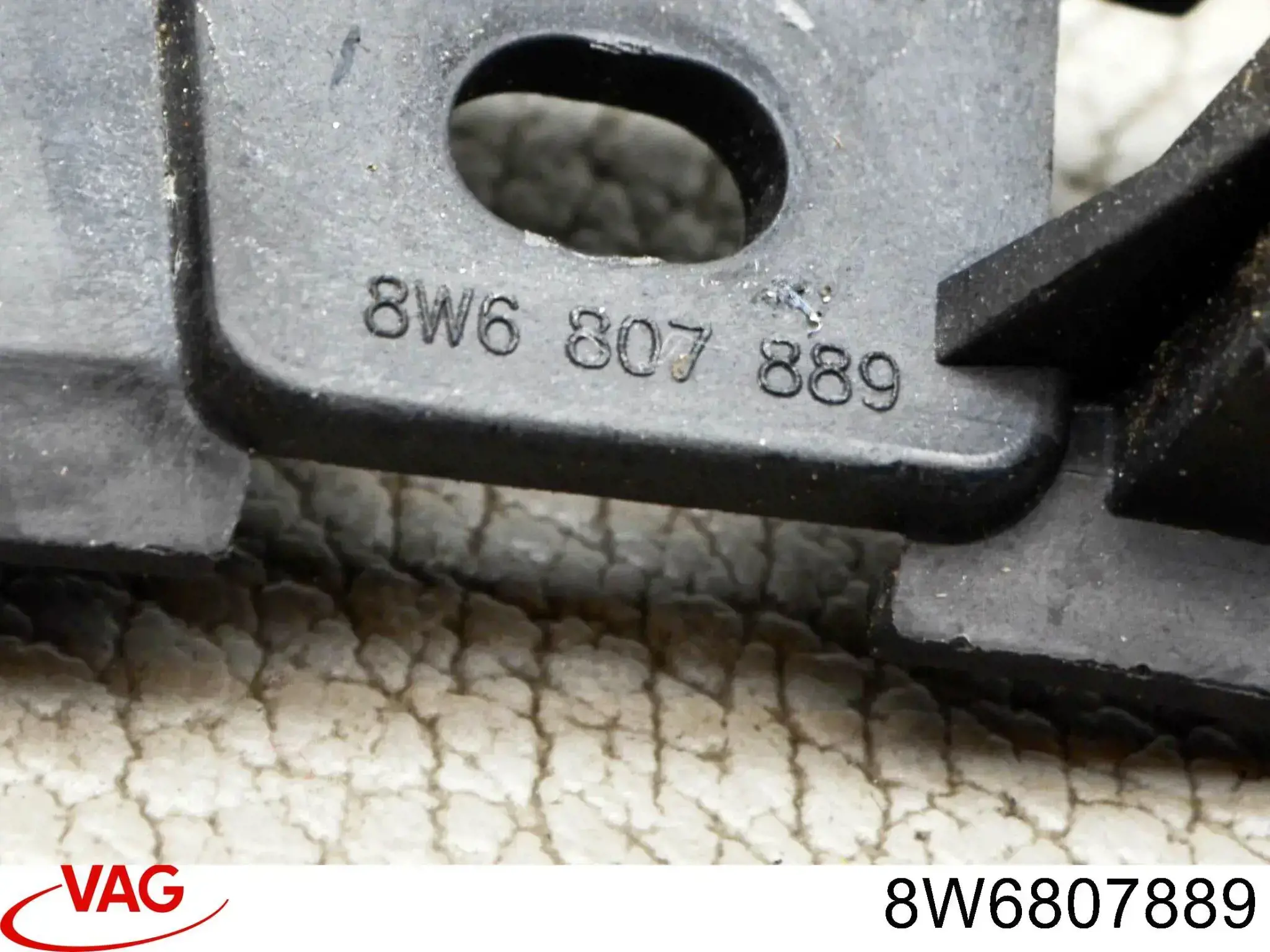 Guía izquierda del parachoques trasero VAG 8W6807889 precio, desde 14,13 EUR