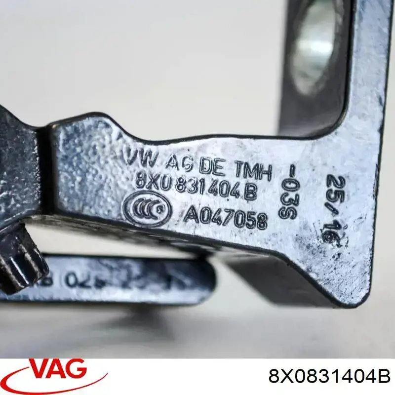 Bisagra de la puerta delantera derecha 8X0831404B VAG