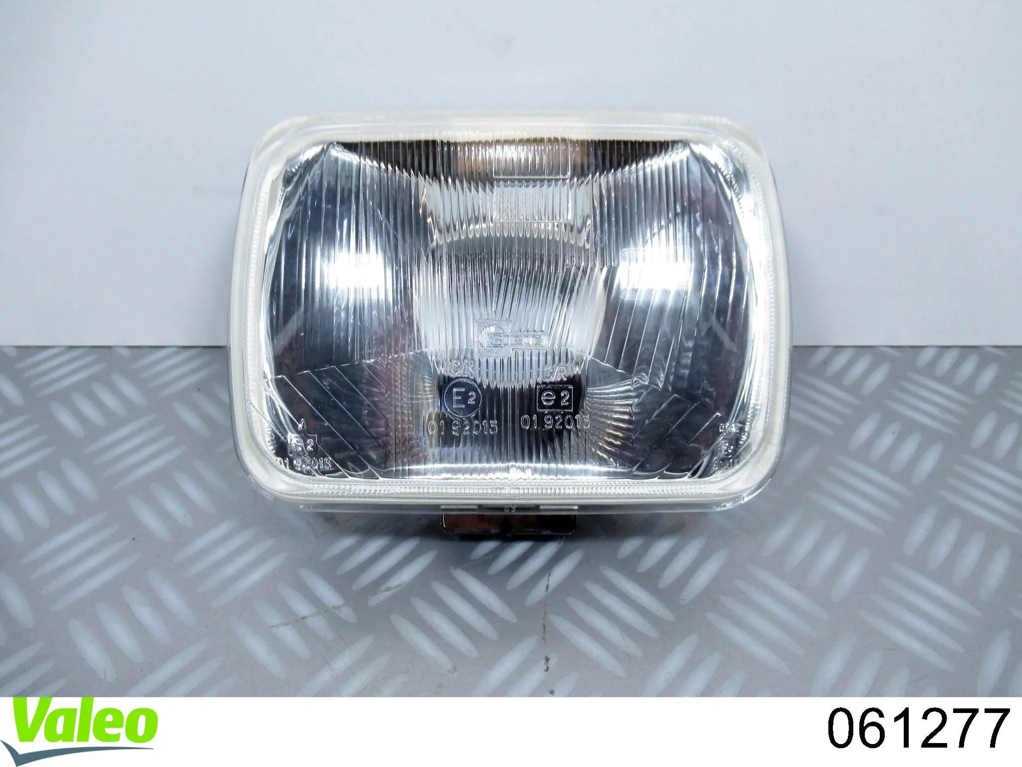 Faro izquierdo/derecho VALEO 061277 precio, desde 116,88 EUR