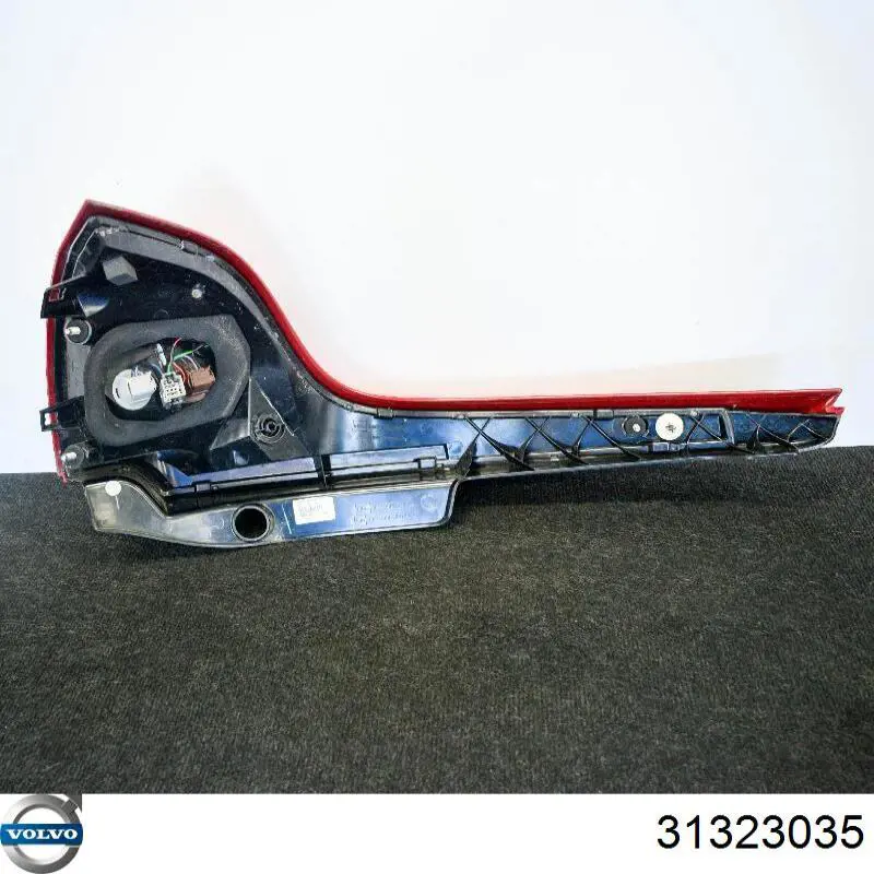 31323035 Volvo Piloto trasero derecho