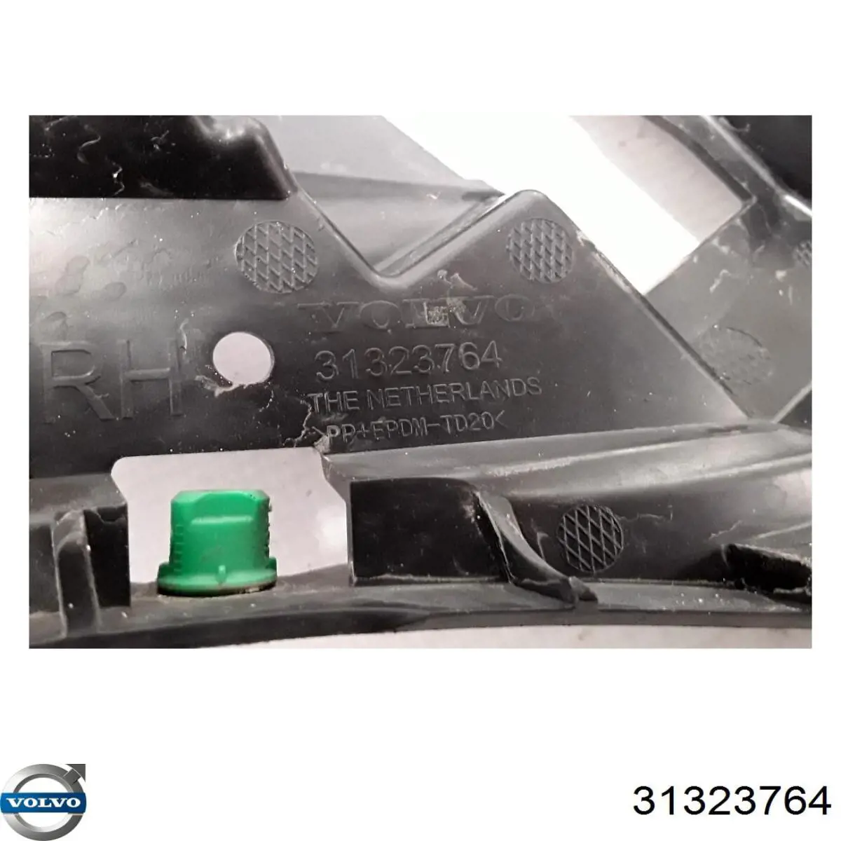 31323764 Volvo Soporte exterior derecho del parachoques trasero