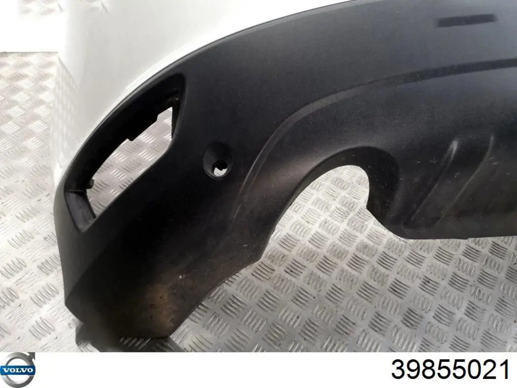 39855021 Volvo Defensa trasero
