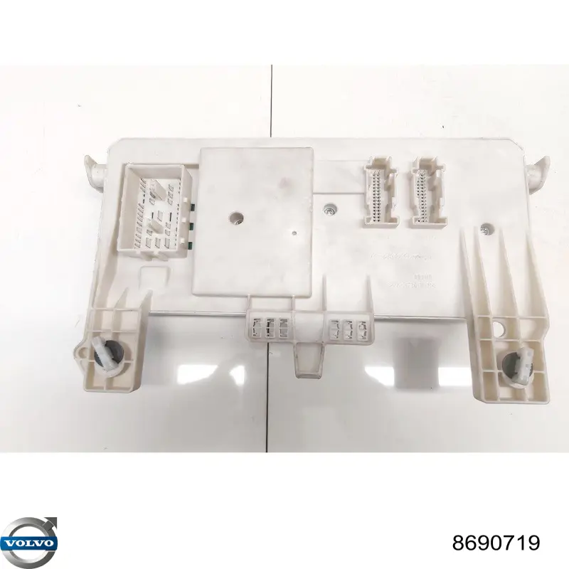 Caja de fusibles trasera interior Volvo 8690719 precio, desde 254,10 EUR