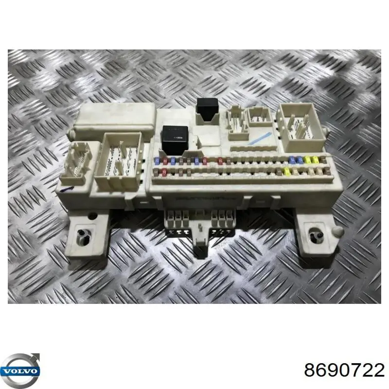 Caja de fusibles trasera interior Volvo 8690722 precio, desde 254,10 EUR