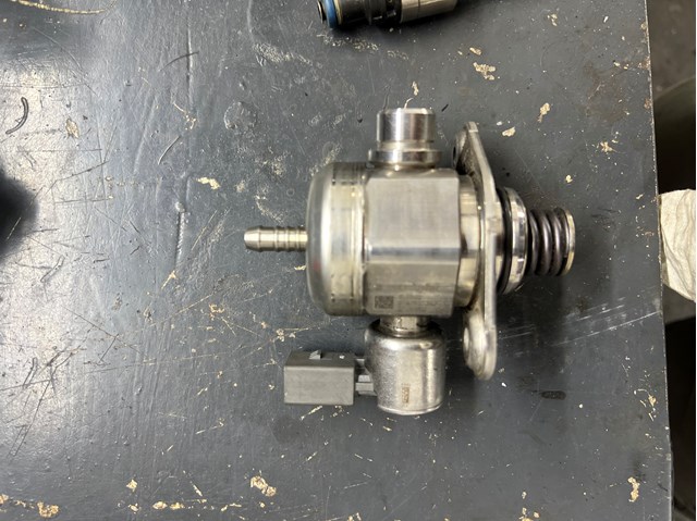 06H127025P Bomba de alta presión  disponible Utrera